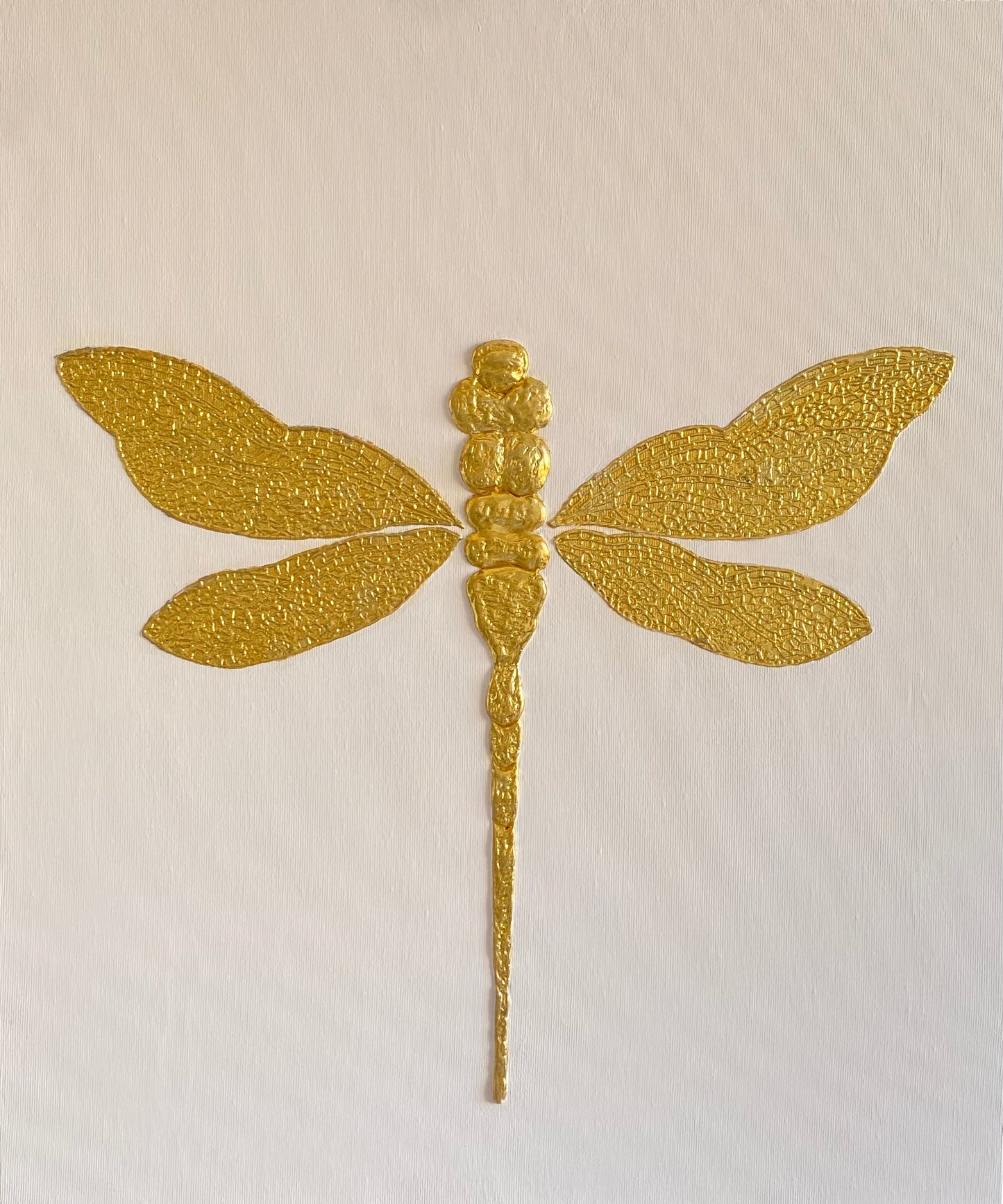 ALAS DORADAS: Majestuosidad en un Lienzo de 55x46 cm by Miriam Herencias