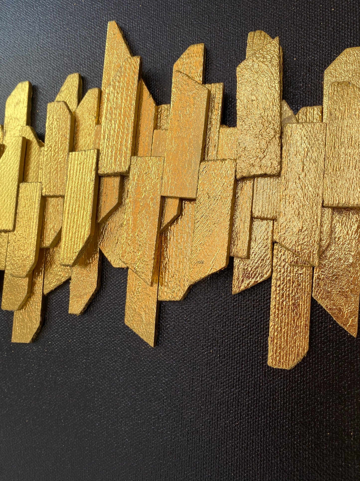 CARBÓN DORADO: Resplandor en la Oscuridad en 30x20 cm by Miriam Herencias