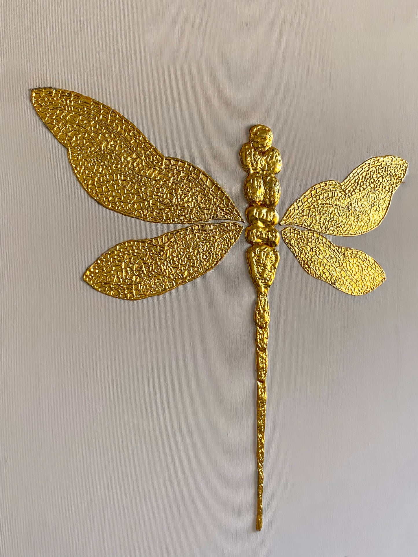 ALAS DORADAS: Majestuosidad en un Lienzo de 55x46 cm by Miriam Herencias