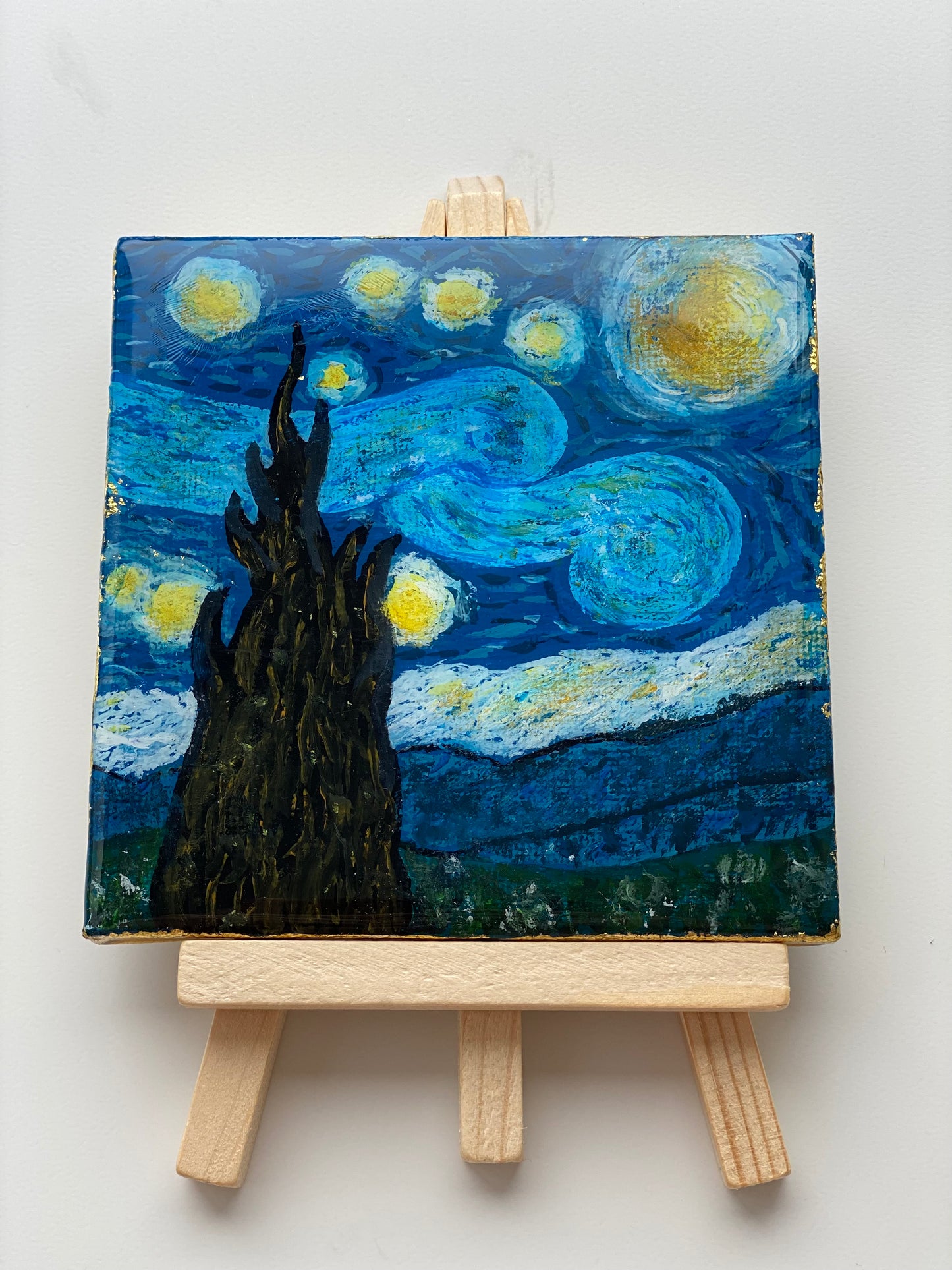 LA NOCHE ESTRELLADA: Homenaje a Van Gogh en 10x10 cm by Miriam Herencias