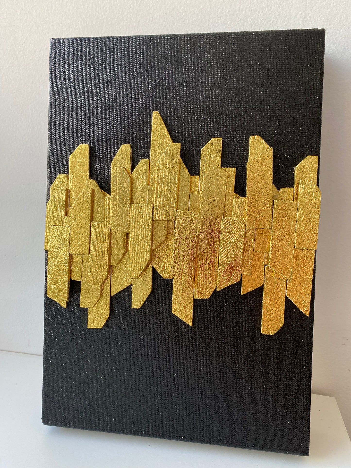 CARBÓN DORADO: Resplandor en la Oscuridad en 30x20 cm by Miriam Herencias