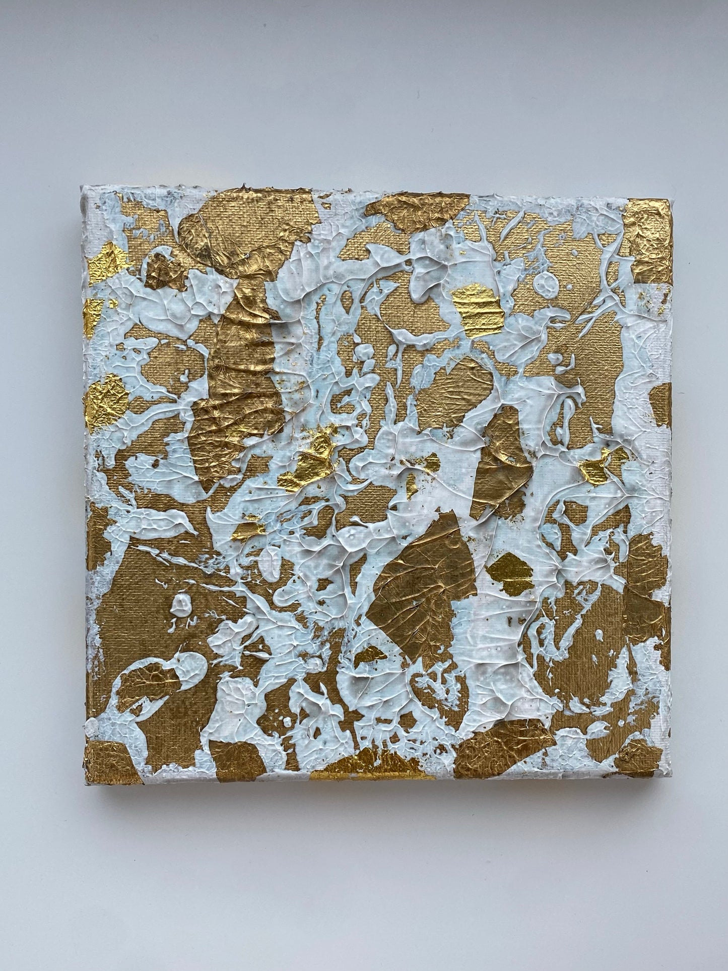 Colorido en el Cuadro 'Acroro': Una vista adicional que muestra la vibrante paleta de colores de esta cautivadora composición artística.