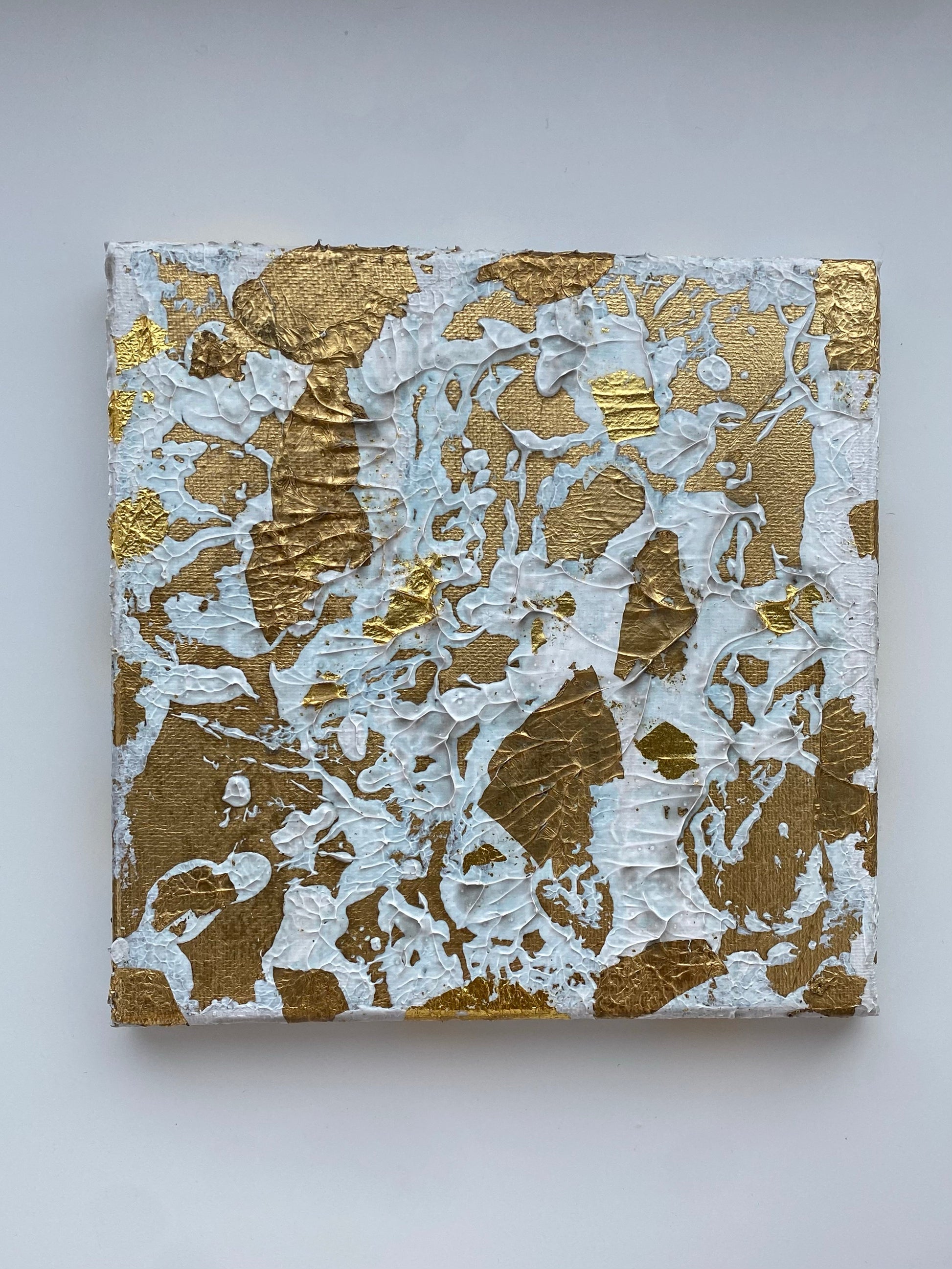 Colorido en el Cuadro 'Acroro': Una vista adicional que muestra la vibrante paleta de colores de esta cautivadora composición artística.