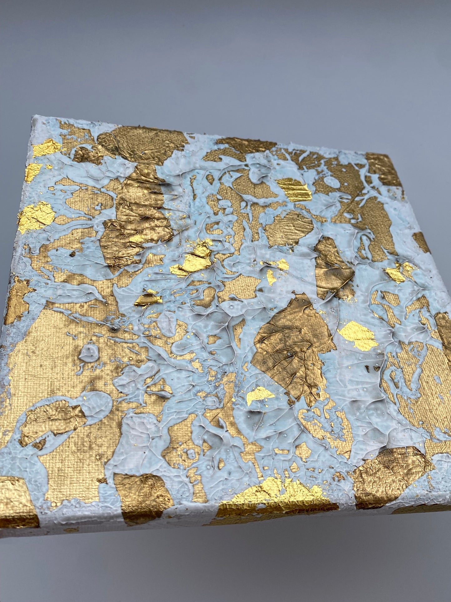 "Detalles del Cuadro 'Acroro': Explora la textura y los matices artísticos desde un ángulo único.