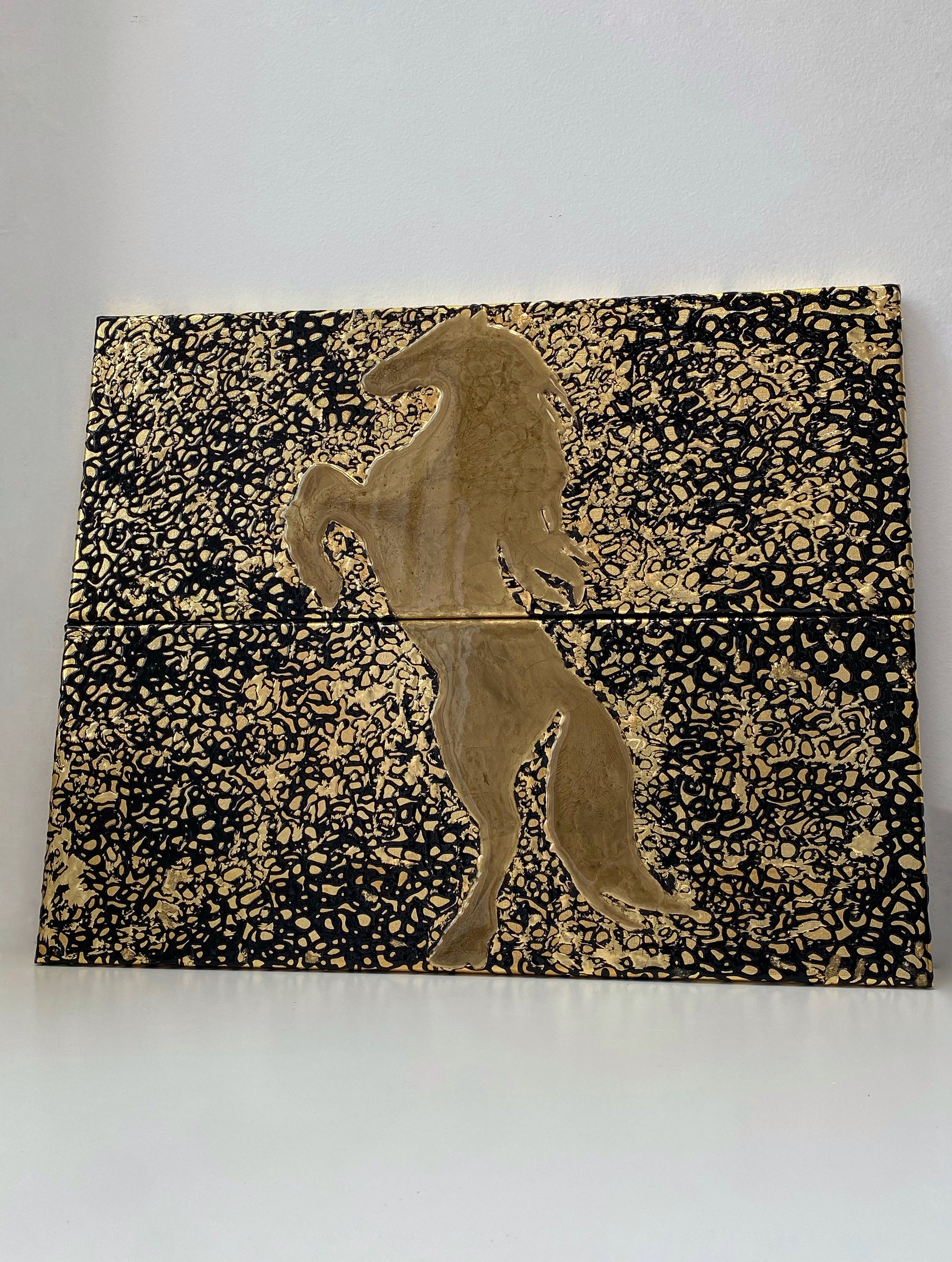 Detalles del Cuadro 'El Caballo del Oro': Explora la textura y los matices artísticos desde un ángulo único.