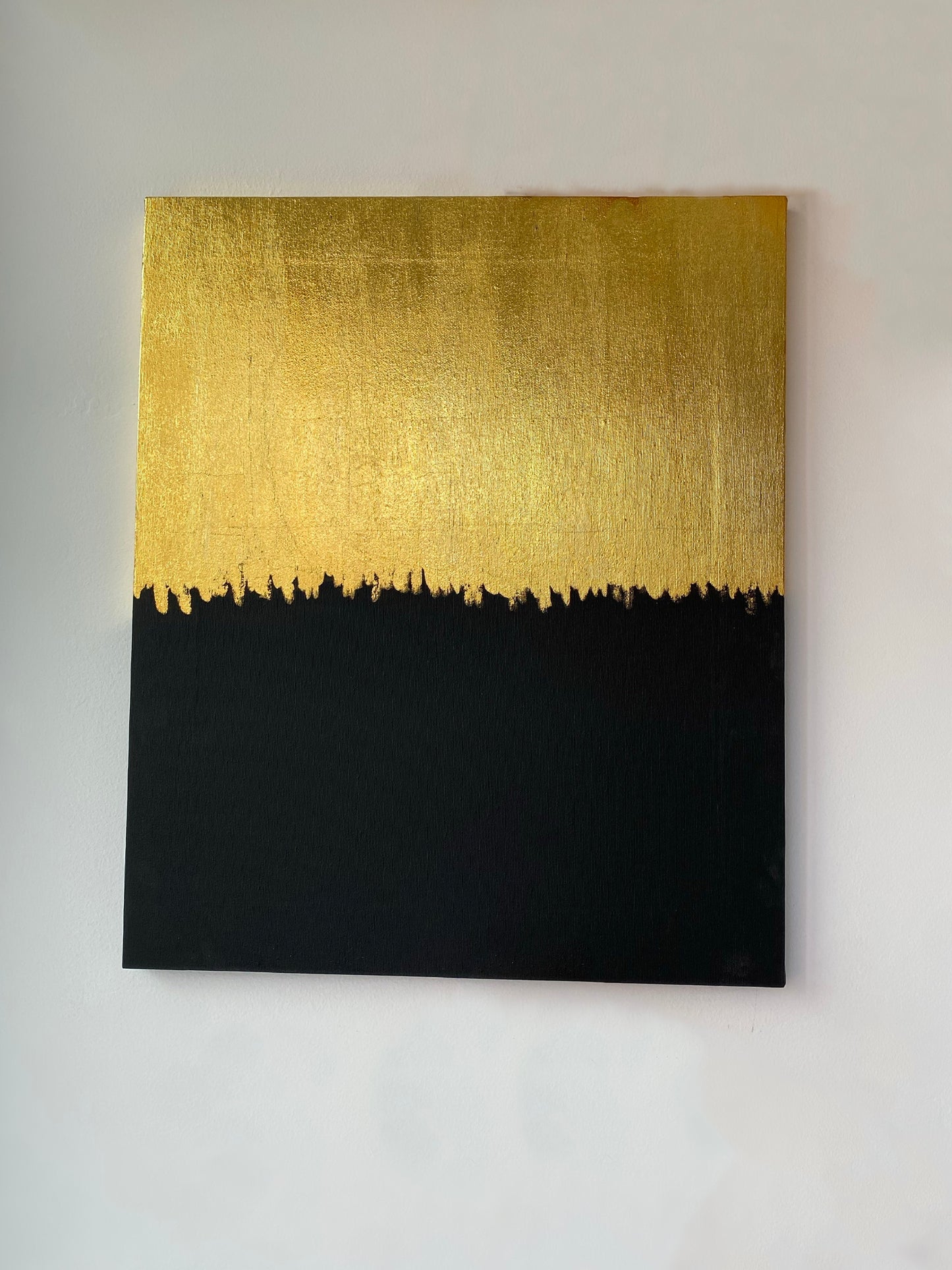 Detalles del Cuadro 'Playa Negra': Explora la textura y los matices artísticos desde un ángulo único.