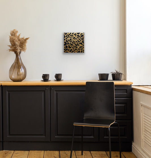 Cuadro 'Salvaje': Mockup artístico que destaca la intensidad y la fuerza de la obra de arte.