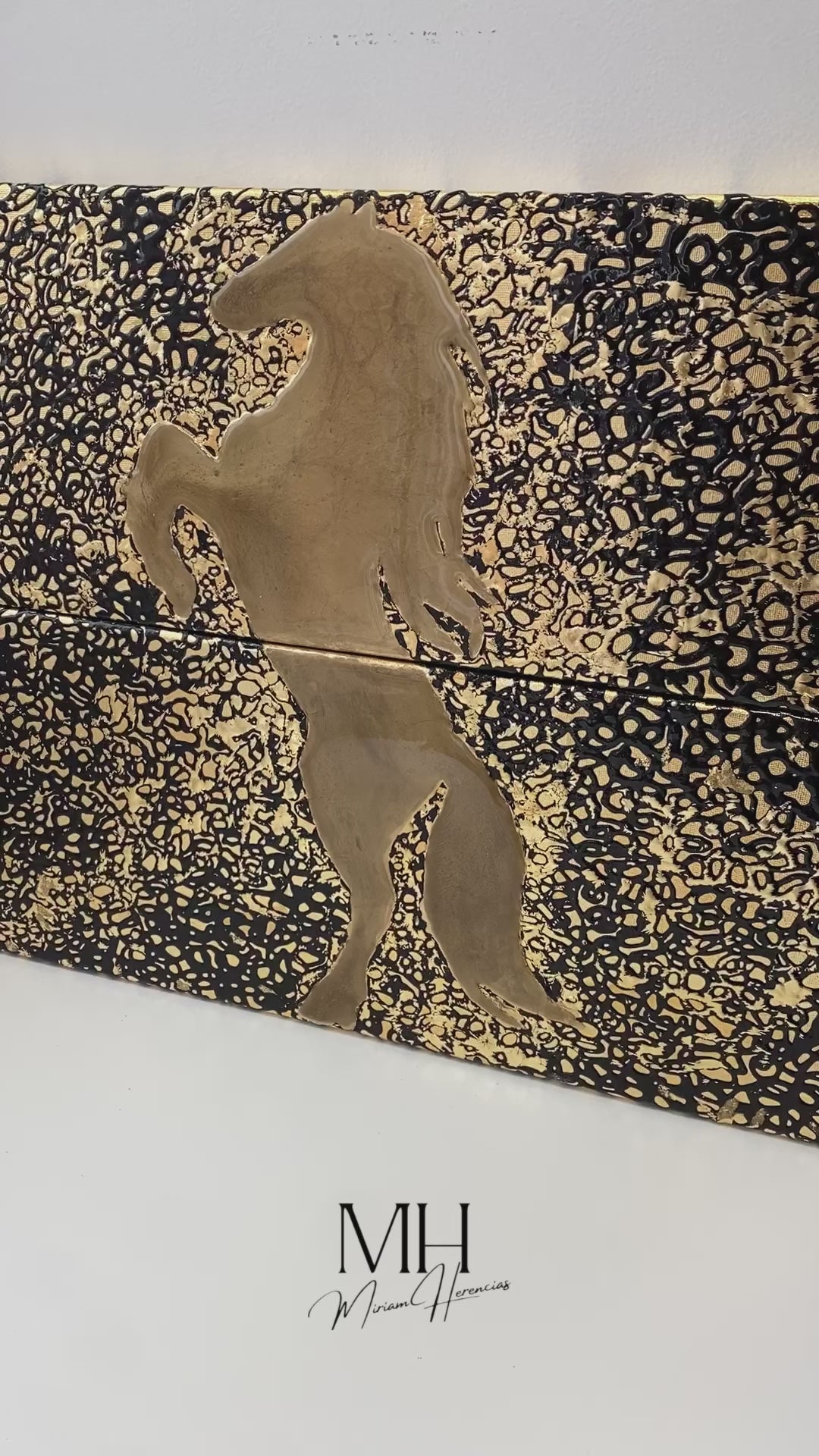 Video del Cuadro 'El Caballo del Oro': Descubre la majestuosidad y la elegancia de esta obra de arte, capturada en movimiento.